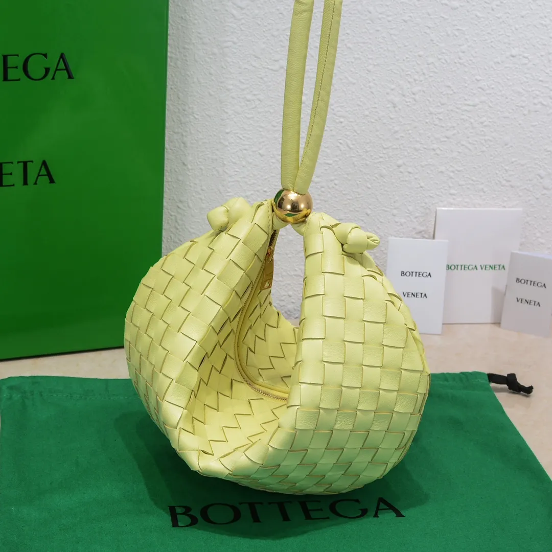 Batch 1260 BV has released a new product. TURN # Recommended new popular style is still the classic woven logo that we can recognize at a glance. It is really a unique style that is familiar and unfamiliar! Made of sheepskin woven with beautiful gold beads on the shoulder straps for free adjustment. When in use, you can switch between the shoulder and handle bag at will. It has a concave and convex shape anytime and anywhere. It is a practical king with a unique personality. With the right color combination, it can be sweet or salty. It is full of style. Summer catwalk style is beautiful. Pull it out quickly. Size: 40*3*24, model: 6699-3#